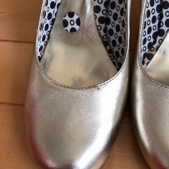 CHANGE by Charles David Leather Gold shoes.  Mid-height heels. - Picture 3 of 6